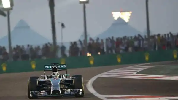 Il duello mondiale finisce praticamente al 25esimo giro, quando Rosberg lamenta alcuni problemi al motore della sua vettura e pochi giri dopo viene sorpassato da uno scatenato Massa.