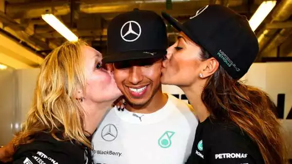 Hamilton festeggia con la matrigna Linda e la fidanzata  Nicole Scherzinger.