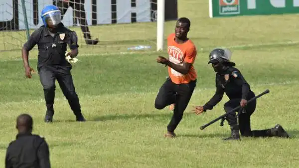 Terrore in Costa d'Avorio-Camerun, dopo lo 0-0 che qualifica gli Elefanti alla Coppa d'Africa. La gara è stata segnata da incidenti e da invasioni di campo, che hanno coinvolto anche Gervinho.