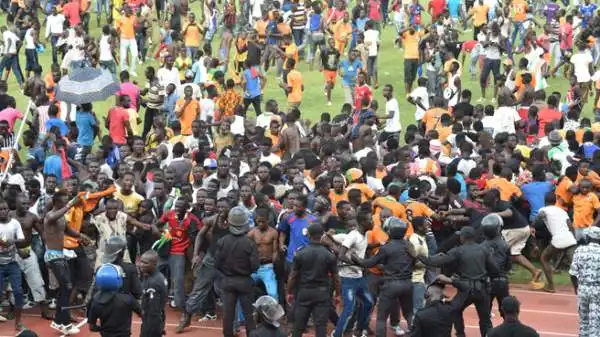 Terrore in Costa d'Avorio-Camerun, dopo lo 0-0 che qualifica gli Elefanti alla Coppa d'Africa. La gara è stata segnata da incidenti e da invasioni di campo, che hanno coinvolto anche Gervinho.