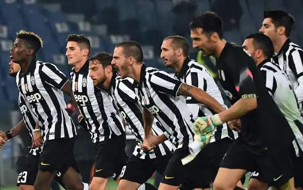 Rotondo 3-0 per la Juventus che torna subito in solitaria in vetta alla classifica. A Roma, ci pensano Pogba (doppietta) e Tevez a mandare ko la Lazio firmando la decima vittoria stagionale.