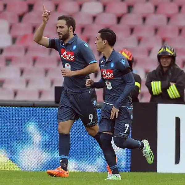 Il Napoli sciupa una buona occasione per restare nella scia di Juventus e Roma, non bastano i gol di Higuain, Inler e De Guzman, il Cagliari di Zeman risponde con Ibarbo e una doppietta di Farias.
