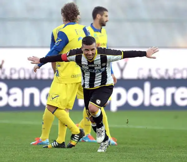 Il duecentesimo gol di Di Natale non basta all'Udinese per portare a casa la vittoria. Il Chievo con una prestazione volitiva porta a casa un ottimo pareggio con la rete di Radovanovic .