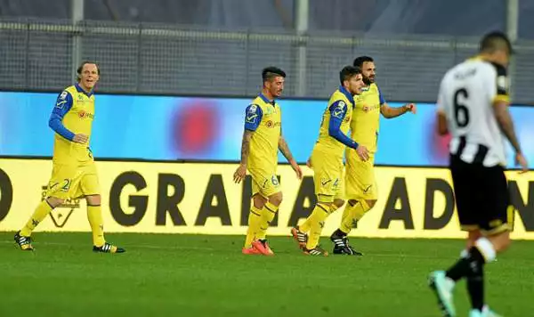 Il duecentesimo gol di Di Natale non basta all'Udinese per portare a casa la vittoria. Il Chievo con una prestazione volitiva porta a casa un ottimo pareggio con la rete di Radovanovic .
