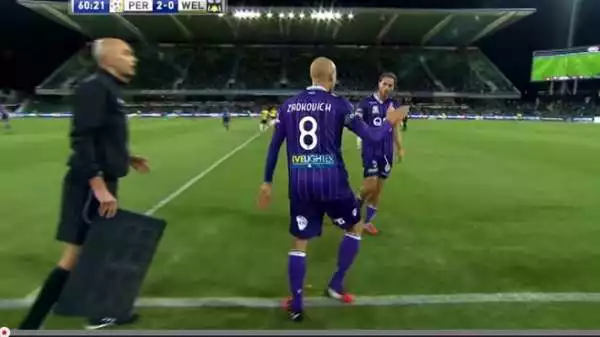 Il centrocampista del Perth Glory, Ruben Zadkovich, è stato espulso dopo soli 17 secondi dal suo ingresso in campo per un brutto fallo a centrocampo durante il match contro Wellington.