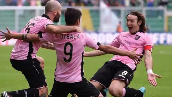 Palermo-Parma 2-1. Barreto 7. Illumina il Barbera con un tocco geniale nel primo vantaggio e una punizione maligna nel gol della vittoria. Perde mezzo punto per il brutto fallo che gli vale il rosso.