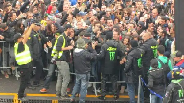 Grande spettacolo al Monza Rally Show 2014, con Valentino Rossi ma anche Robert Kubica. Proprio il polacco, in coppia con Alessandra Benedetti, ha battuto il Dottore nel testa a testa finale.