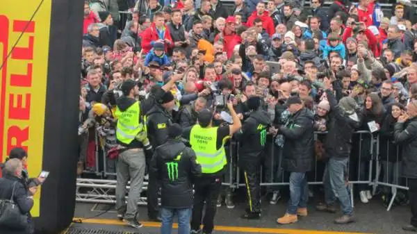 Grande spettacolo al Monza Rally Show 2014, con Valentino Rossi ma anche Robert Kubica. Proprio il polacco, in coppia con Alessandra Benedetti, ha battuto il Dottore nel testa a testa finale.