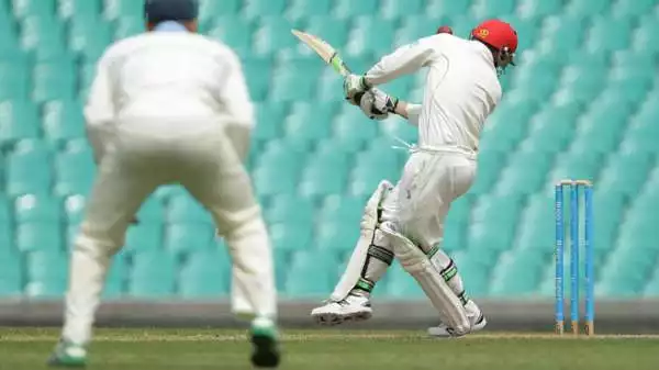 L'australiano Phil Hughes è morto dopo essere stato colpito violentemente alla testa dalla pallina durante una partita di cricket a Sydney. Il giocatore è crollato a terra privo di sensi.