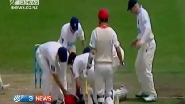 L'australiano Phil Hughes è morto dopo essere stato colpito violentemente alla testa dalla pallina durante una partita di cricket a Sydney. Il giocatore è crollato a terra privo di sensi.