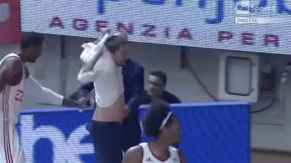 Durante il derby perso dalla sua Varese con Milano, Pozzecco è stato espulso per proteste dagli arbitri ed è impazzito: prima ha aizzato il pubblico e poi si è strappato la camicia.