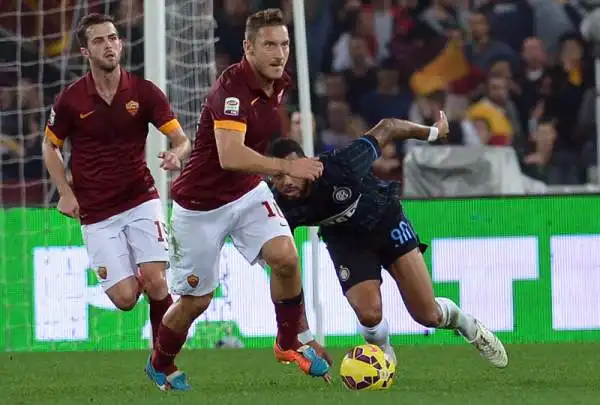 Pjanic abbatte l'Inter, poker Roma. Nel posticipo i giallorossi si impongono per 4-2 sui nerazzurri.