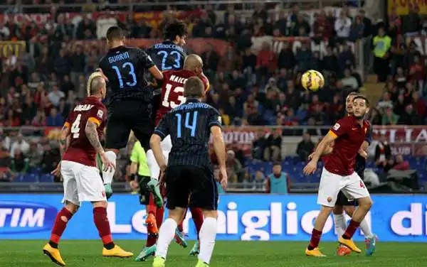 Pjanic abbatte l'Inter, poker Roma. Nel posticipo i giallorossi si impongono per 4-2 sui nerazzurri.