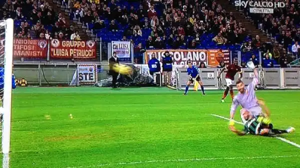 Un clamoroso errore di De Sanctis ha permesso al Sassuolo di sbloccare il risultato contro la Roma: Zaza ha contrastato il rinvio del portiere giallorosso e la palla è carambolata in rete.