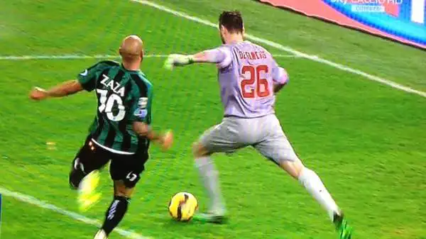 Un clamoroso errore di De Sanctis ha permesso al Sassuolo di sbloccare il risultato contro la Roma: Zaza ha contrastato il rinvio del portiere giallorosso e la palla è carambolata in rete.