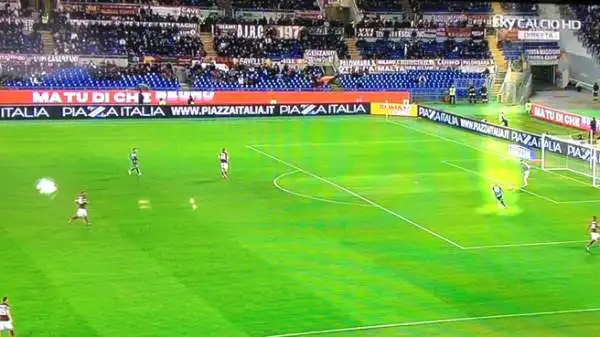 Un clamoroso errore di De Sanctis ha permesso al Sassuolo di sbloccare il risultato contro la Roma: Zaza ha contrastato il rinvio del portiere giallorosso e la palla è carambolata in rete.