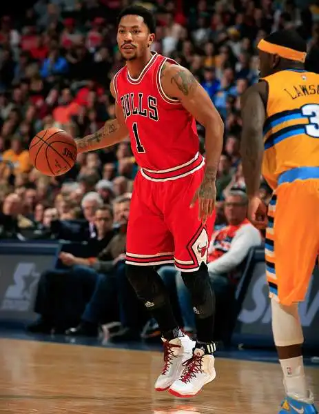 Derrick Rose è un giocatore dei Chicago Bulls ed è nato proprio nella capitale dell'Illinois, veloce ed agile a vinto il premio come miglior Rookie nel 2012 alla sua prima stagione in NBA a soli 22 an