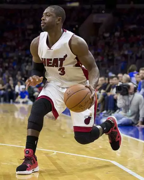 Dwyane Tyrone Wade jr detto Flash è nato nei sobborghi di Chicago e gioca nei Miami Heats in NBA dove è considerato uno dei migliori giocatori della lega.