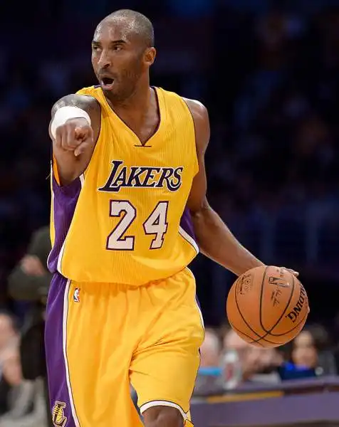 Kobe Bryant, giocatore dei Los Angeles Lakers, ha vinto cinque titoli NBA e ha cominciato a giocare in Italia dove il padre ha giocato dal 1984 al 1991.