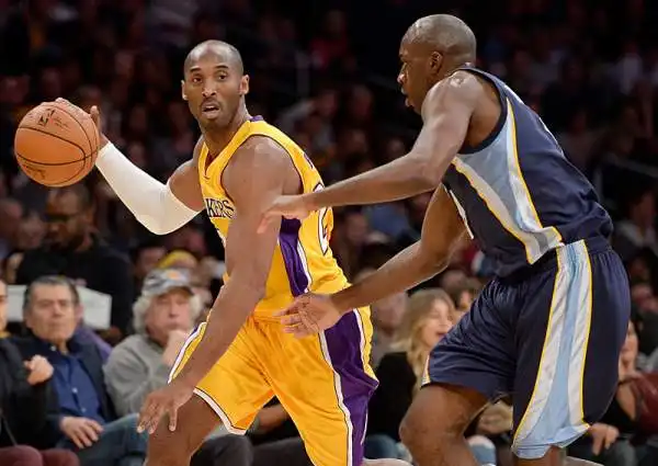 Kobe Bryant, giocatore dei Los Angeles Lakers, ha vinto cinque titoli NBA e ha cominciato a giocare in Italia dove il padre ha giocato dal 1984 al 1991.