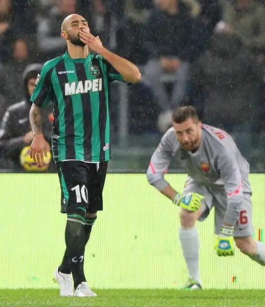Incredibile pareggio casalingo della Roma che rimonta in dieci due gol al Sassuolo nel secondo tempo. Neroverdi avanti con due gol di Zaza per i capitolini due reti di Lijaic.