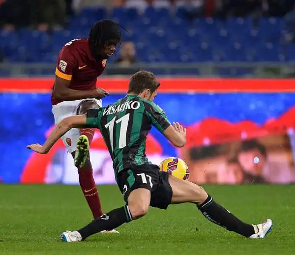 Incredibile pareggio casalingo della Roma che rimonta in dieci due gol al Sassuolo nel secondo tempo. Neroverdi avanti con due gol di Zaza per i capitolini due reti di Lijaic.