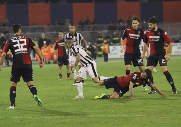 La Juve piega per 3-1 il Cagliari grazie ai gol di Tevez, Vidal e Llorente. Per i padroni di casa rete di Rossettini.