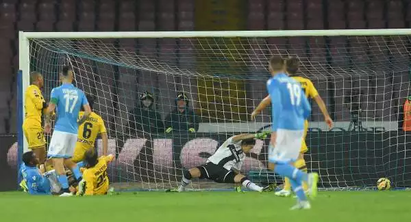 Al San Paolo il Napoli stende per 2-0 il Parma grazie ad un bel gol di Zapata e al rigore di Mertens.
