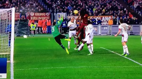 Al 32' di Roma-Milan, l'arbitro Rizzoli non ha concesso un calcio di rigore in favore dei giallorossi nonostante un tocco di mano di De Jong sul colpo di testa di Gervinho.