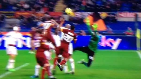 Al 32' di Roma-Milan, l'arbitro Rizzoli non ha concesso un calcio di rigore in favore dei giallorossi nonostante un tocco di mano di De Jong sul colpo di testa di Gervinho.