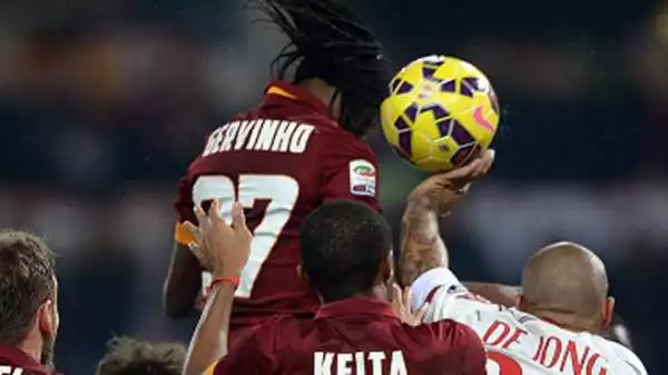 Roma-Milan è finita 0-0 ma i giallorossi hanno protestato per un chiaro tocco di mano di De Jong sul colpo di testa di Gervinho.