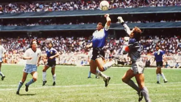 Il colpo di mano più famoso resta quello di Maradona, ai Mondiali del 1986 contro l'Inghilterra.