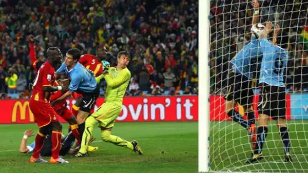 Non poteva mancare un episodio con Suarez, anche in occasione di Uruguay-Ghana il tentativo di salvataggio sulla linea dell'attaccante ora al Barcellona venne sanzionato.