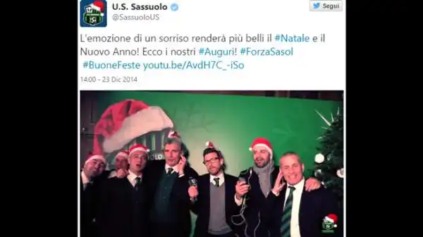 Natale al microfono per il Sassuolo: tutti insieme a cantare 'Jingle Bell Rock'. Incluso mister Eusebio Di Francesco che indossa anche un cappello da Santa Claus.