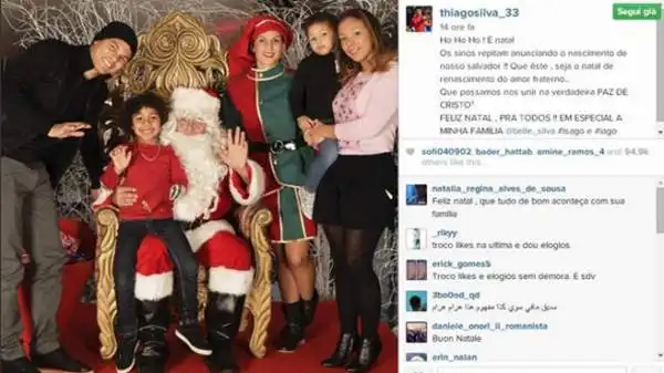 Thiago Silva e famiglia intorno alla poltrona di Babbo Natale.