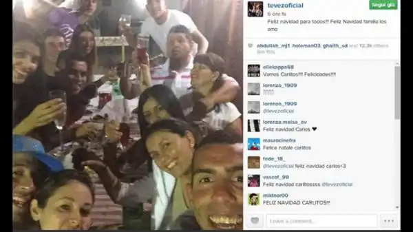 Selfie per Carlos Tevez, che augura buon Natale con tutta la sua famiglia.