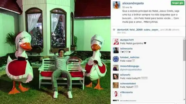 Foto 'autocelebrativa' per Pato, che per gli auguri di buon Natale sceglie uno scatto in cui è in compagnia di due enormi 'Papere' agghindate per l'occasione.