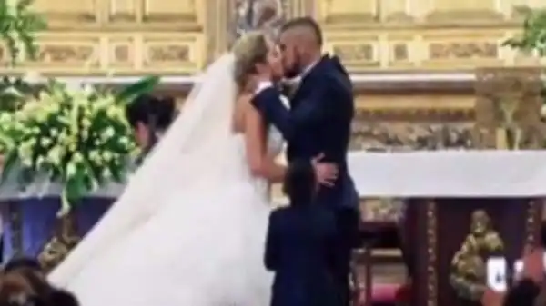 Matrimonio da re per il centrocampista della Juventus, che ha ridetto sì alla sua Marita Teresa dopo il rito civile del 2009. Tante celebrità e commozione, lo smoking blu del Guerriero fa discutere.