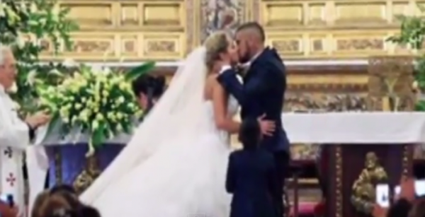 Matrimonio da re per il centrocampista della Juventus, che ha ridetto sì alla sua Marita Teresa dopo il rito civile del 2009. Tante celebrità e commozione, lo smoking blu del Guerriero fa discutere.