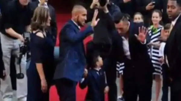 Matrimonio da re per il centrocampista della Juventus, che ha ridetto sì alla sua Marita Teresa dopo il rito civile del 2009. Tante celebrità e commozione, lo smoking blu del Guerriero fa discutere.