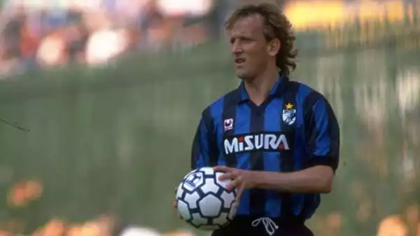 Terzino sinistro di quella formidabile squadra era Andreas Brehme, divenuto eroe nazionale a Italia '90 dopo aver trasformato il rigore che all'Olimpico rese la Germania Ovest campione del mondo.