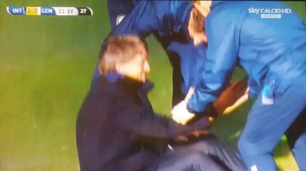 Curioso siparietto durante Inter-Genoa: Andreolli spazza un pallone in fallo laterale e colpisce in pieno il suo allenatore Roberto Mancini, che cade ma si rialza divertito.