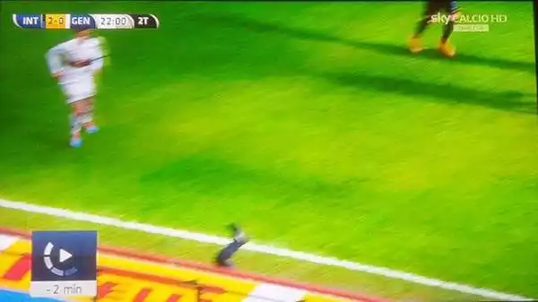 Curioso siparietto durante Inter-Genoa: Andreolli spazza un pallone in fallo laterale e colpisce in pieno il suo allenatore Roberto Mancini, che cade ma si rialza divertito.