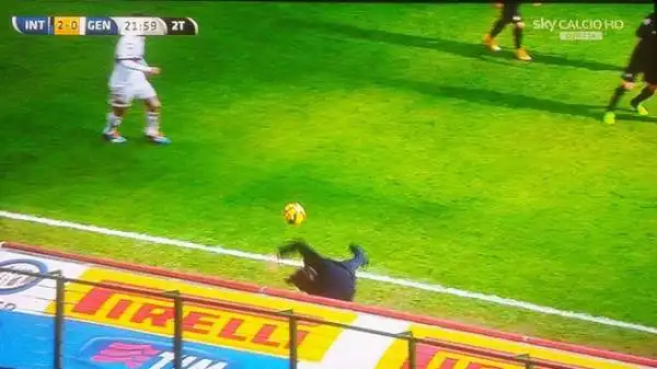 Curioso siparietto durante Inter-Genoa: Andreolli spazza un pallone in fallo laterale e colpisce in pieno il suo allenatore Roberto Mancini, che cade ma si rialza divertito.