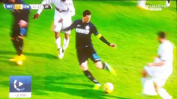 Curioso siparietto durante Inter-Genoa: Andreolli spazza un pallone in fallo laterale e colpisce in pieno il suo allenatore Roberto Mancini.