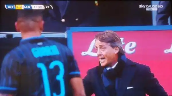 Curioso siparietto durante Inter-Genoa: Andreolli spazza un pallone in fallo laterale e colpisce in pieno il suo allenatore Roberto Mancini, che cade ma si rialza divertito.
