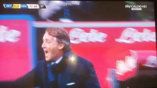 Curioso siparietto durante Inter-Genoa: Andreolli spazza un pallone in fallo laterale e colpisce in pieno il suo allenatore Roberto Mancini, che cade ma si rialza divertito.