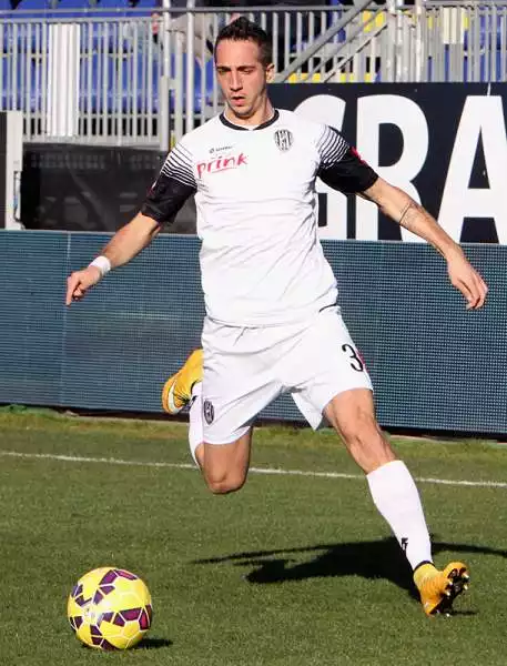Primo successo per il Cagliari di Zola e Casiraghi, che sconfigge di misura il Cesena con i gol di Joao Pedro e Donsah. Di Brienza nel finale il gol dei romagnoli.