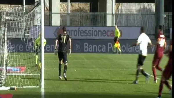 Un episodio che indica quanto sia urgente la goal line technology, con buona pace del capo degli arbitri Marcello Nicchi.