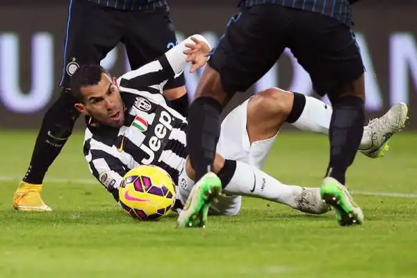 Tevez 7. Partita difficile per l'Apache, che però riesce comunque a timbrare subito il cartellino, su geniale assist di Vidal.